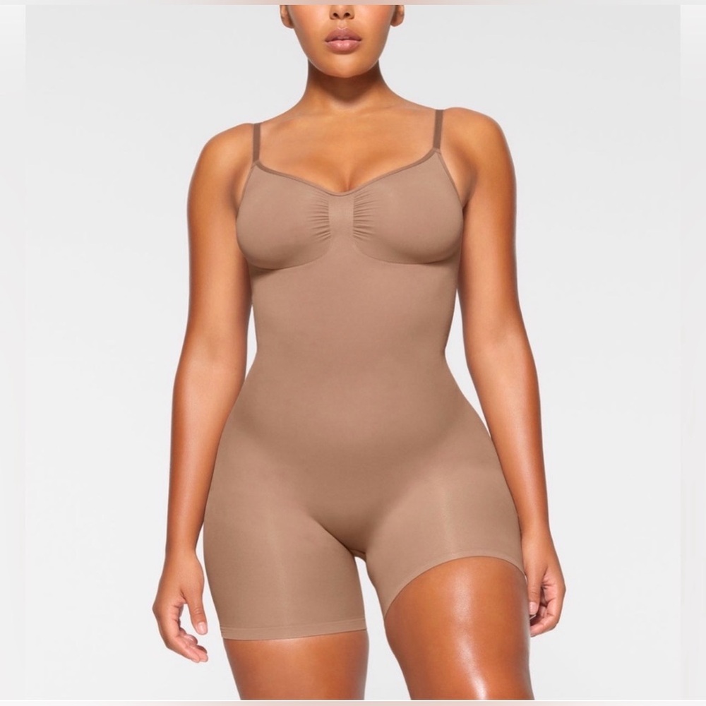SKIMS NWOB Seamless Sculpting Mid-Thigh Body suit
